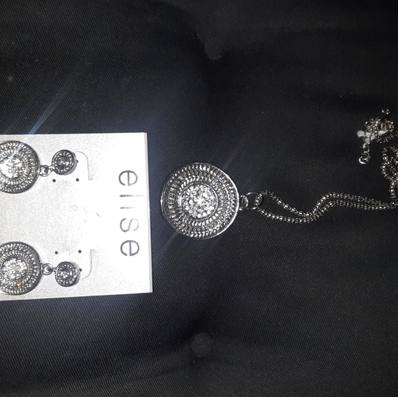 Elise necklace & earrings - Picture 6 of 7